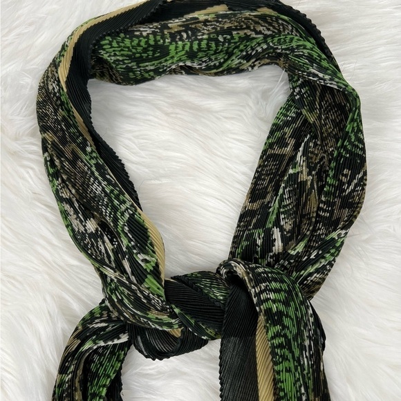 GIANI Bernini green and black accordion type silky scarf. NWT - Picture 3 of 4